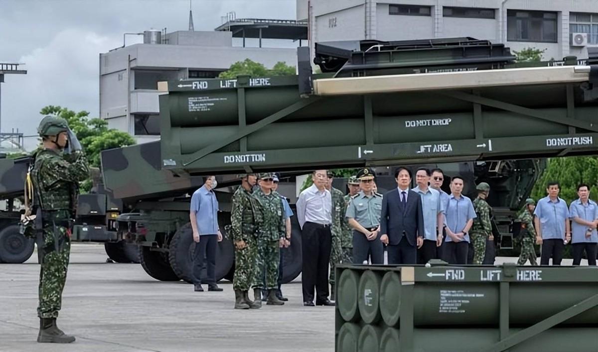 台湾彻底坐不住了！高雄科大前校长吴建国，曾直接说出了大实话。他警告台湾民众，美国