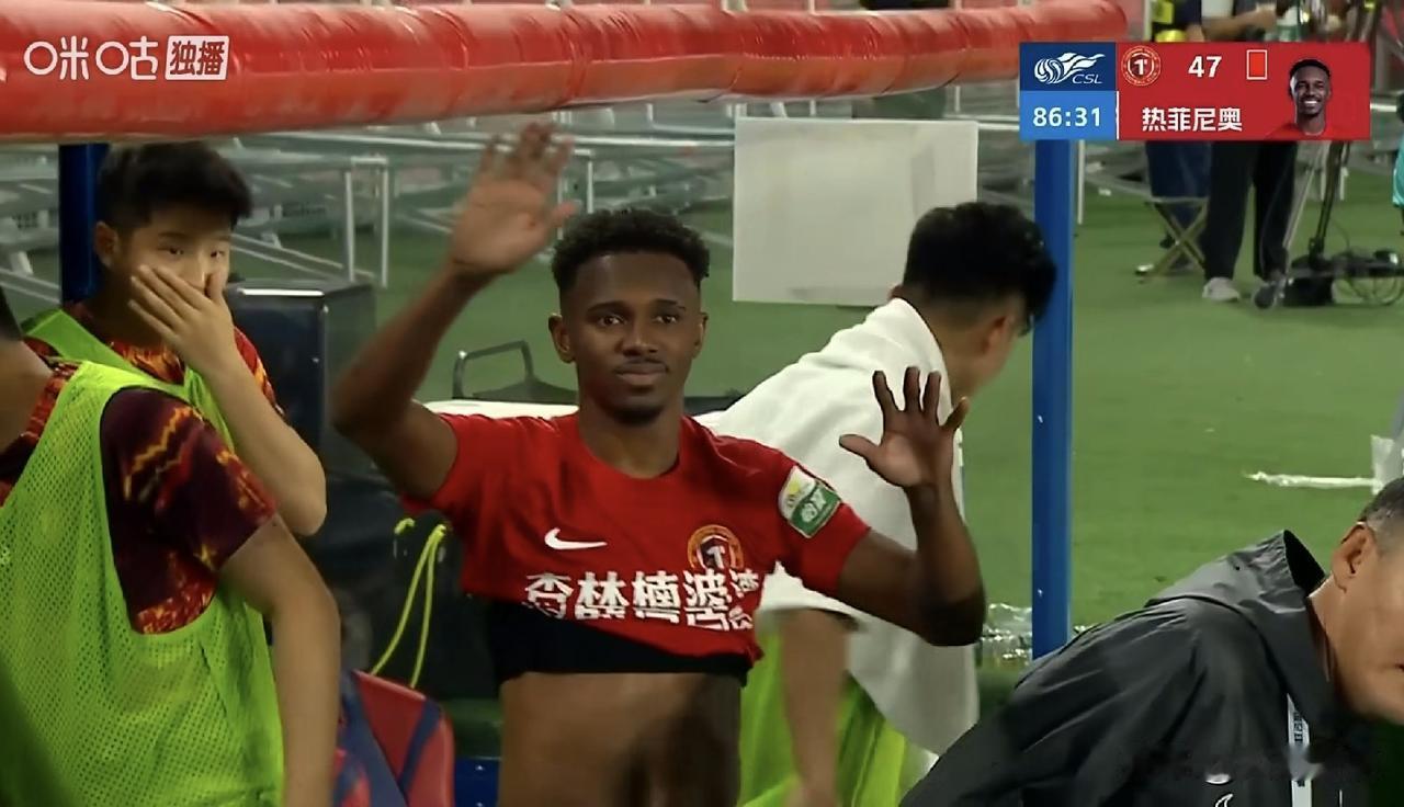 红牌罚下！乐极险生悲！辽宁铁人外援热菲尼奥，险些酿成大错[泪奔]

北京时间5月