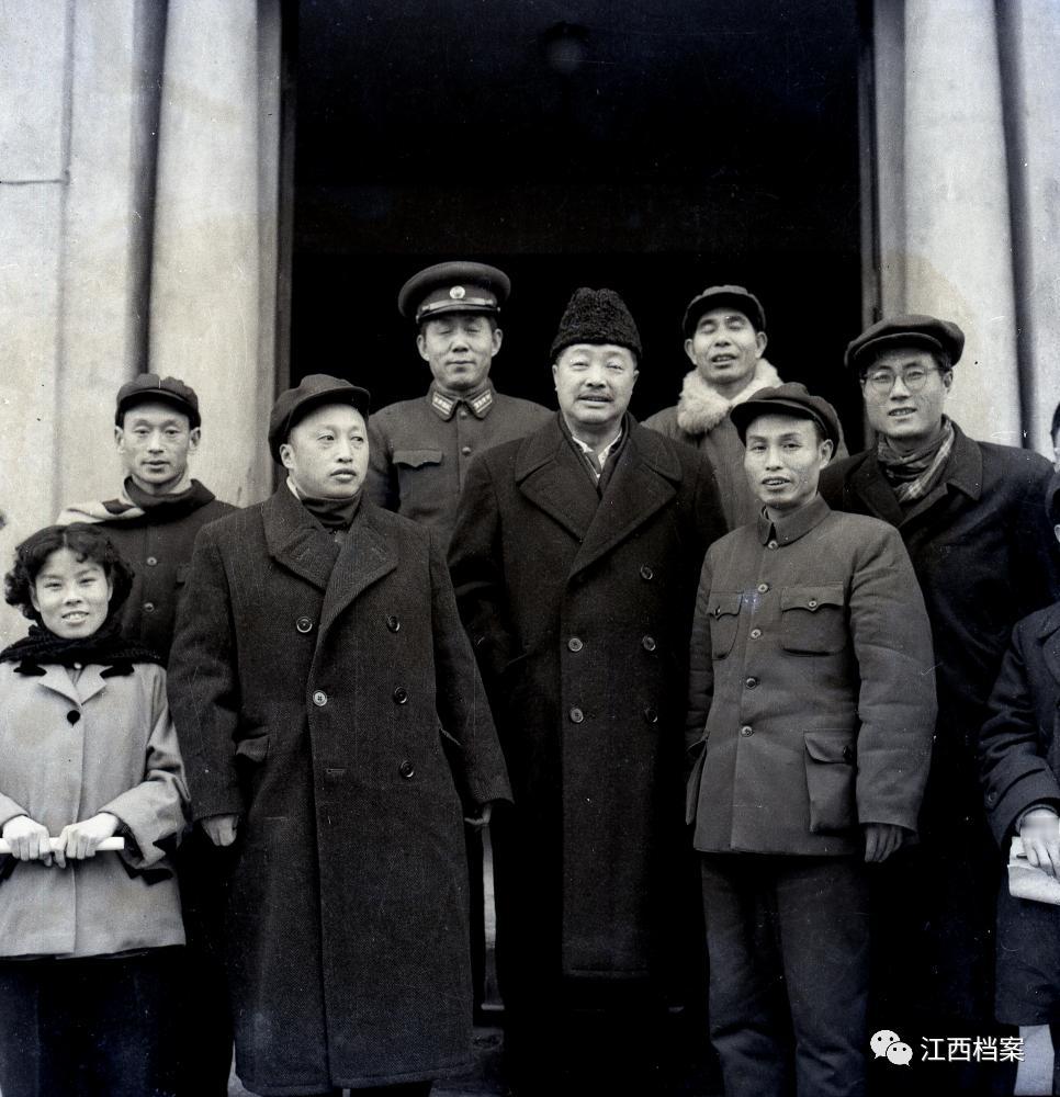 1959年1月16日，贺龙元帅在中共南昌市委第一书记郭光洲、市长吴云樵和江西省军