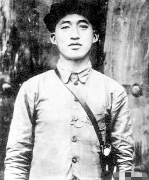 1933年，红25军吴焕先路过老家，路边撞见一具女尸，旁人翻过身子一看，军长瞬间