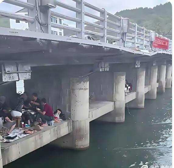 都是一个免费的遮风挡雨的地方，一。钓鱼的人，看到跨河的大桥桥洞里面，有很多年轻人
