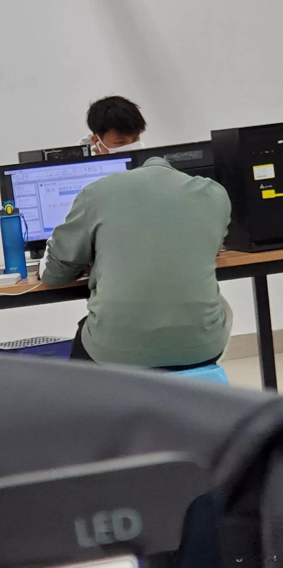 公司81年的测试老哥选择了与公司降薪续约，大家都为老哥鸣不平的时候，老哥一句：又