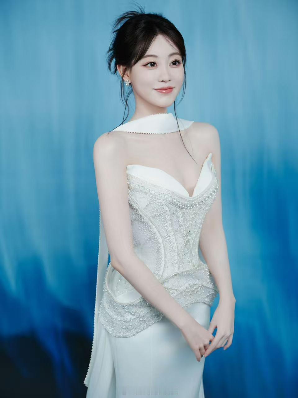 祝绪丹这个花瓶腰好绝！今天金鸡奖的红毯亮相，展现完美的比例，白色礼裙和花瓶腰相得