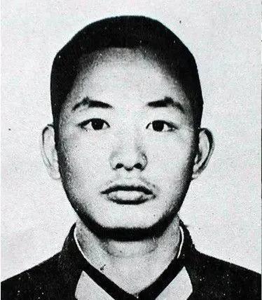 1984年，我军排长在山中巡逻，迎面走来三个解放军战士，热情地朝他打招呼，可他却