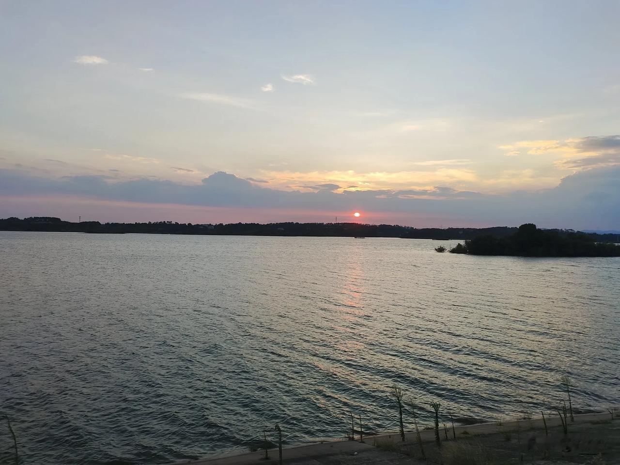 分享城市新鲜事抬头是日落🌇转头是月光[月亮]