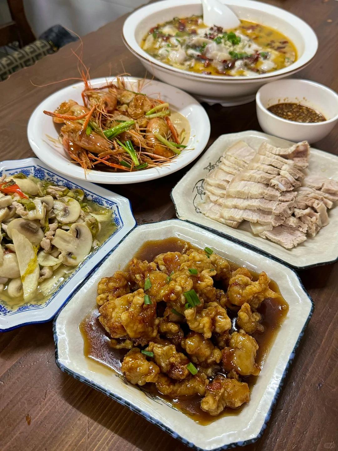 现在杭州餐厅生意不好做，全都卷平价惠民餐了！
点开团购软件直接看呆，低价套餐多到
