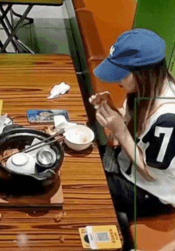 一对恋人刚吃过饭，女孩用餐巾纸擦了擦鼻子，把用过的餐巾纸放桌子上，接下来男孩的行