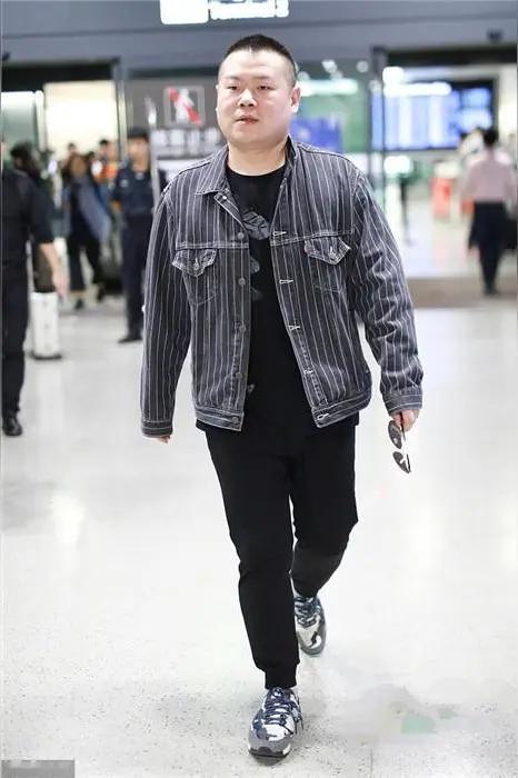 岳云鹏看望渐冻症抗争者蔡磊岳云鹏请蔡磊全家听相声 小岳岳也是真细心，知道蔡磊家喜