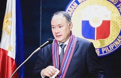 新加坡联合早报8月2日报道：“菲律宾防长特奥多罗称，在南中国海问题上偏袒中国的政