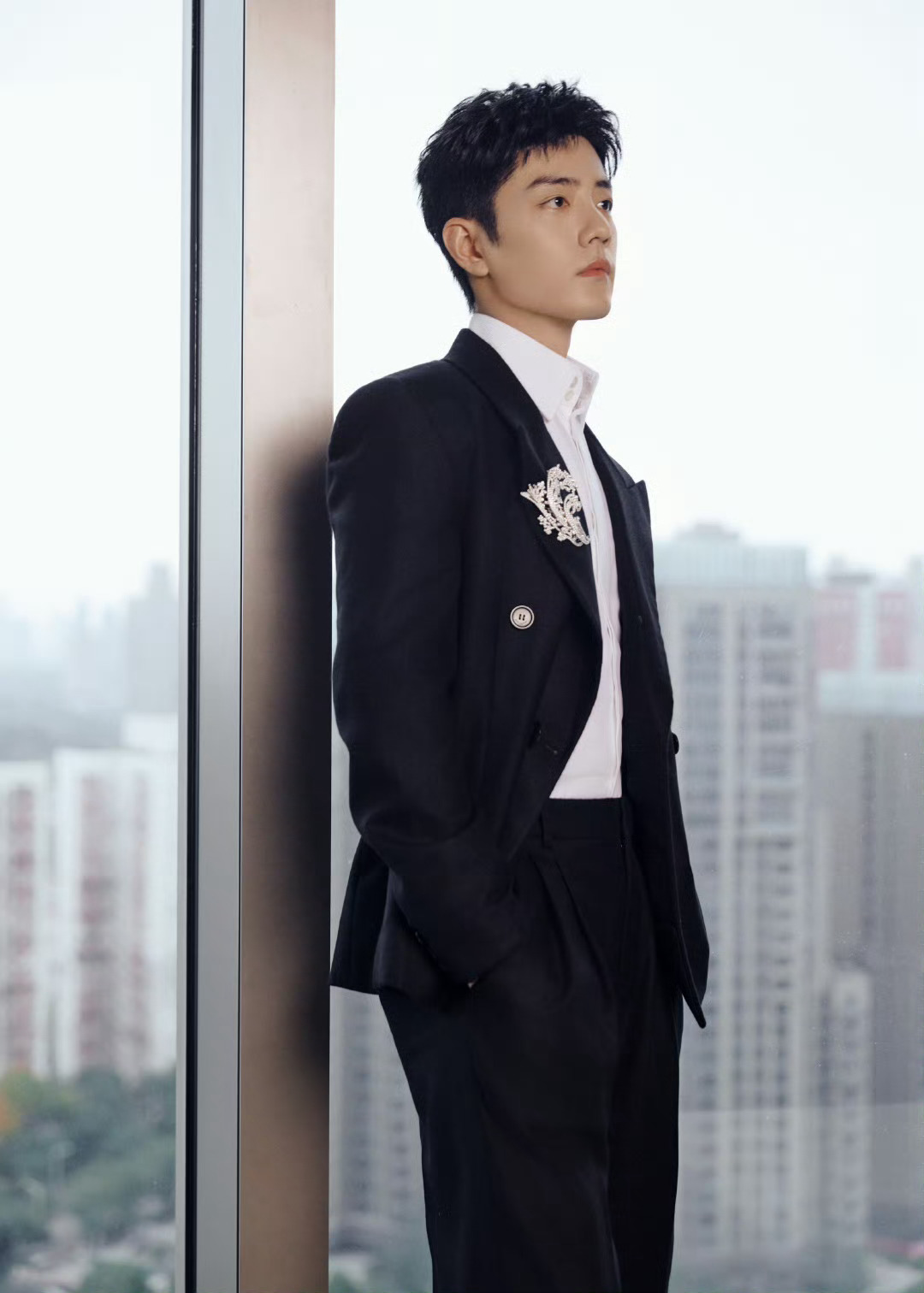 肖战这身西装杀未必也太撩了吧[爱慕]#肖战玫瑰火焰黑西装# #肖战踏逐海浪韵律#