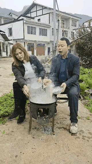 鼻子痒痒？
这也太不地道，更是不文明，这老婆也够温柔，仅仅摔了两树枝，应该端起锅