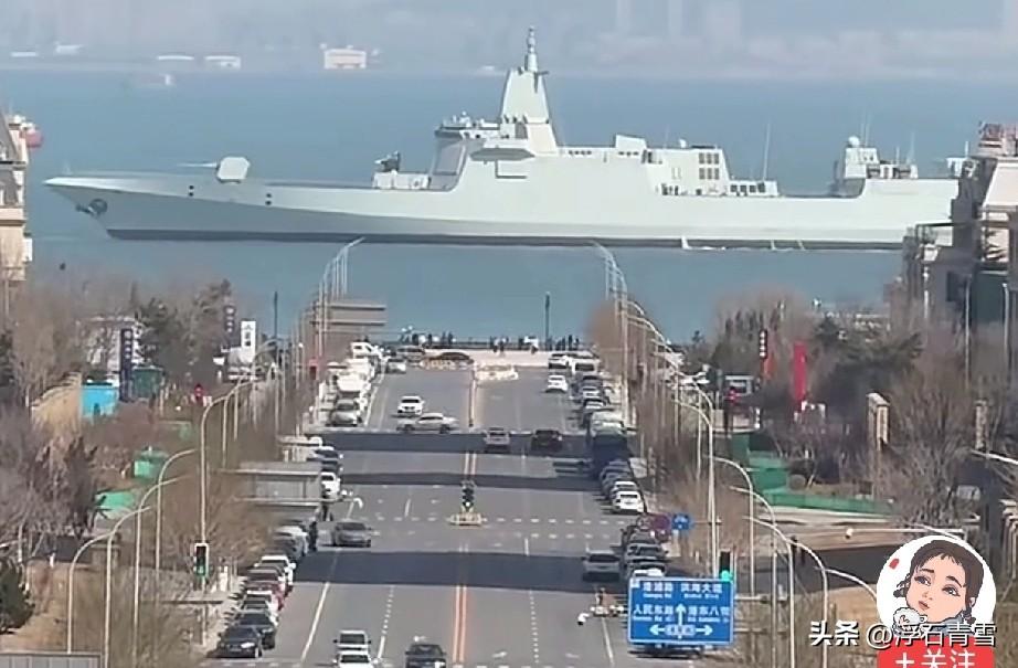 中国055型驱逐舰直观有多大？对比一下双向6车道的马路，一目了然！
平时在媒体上