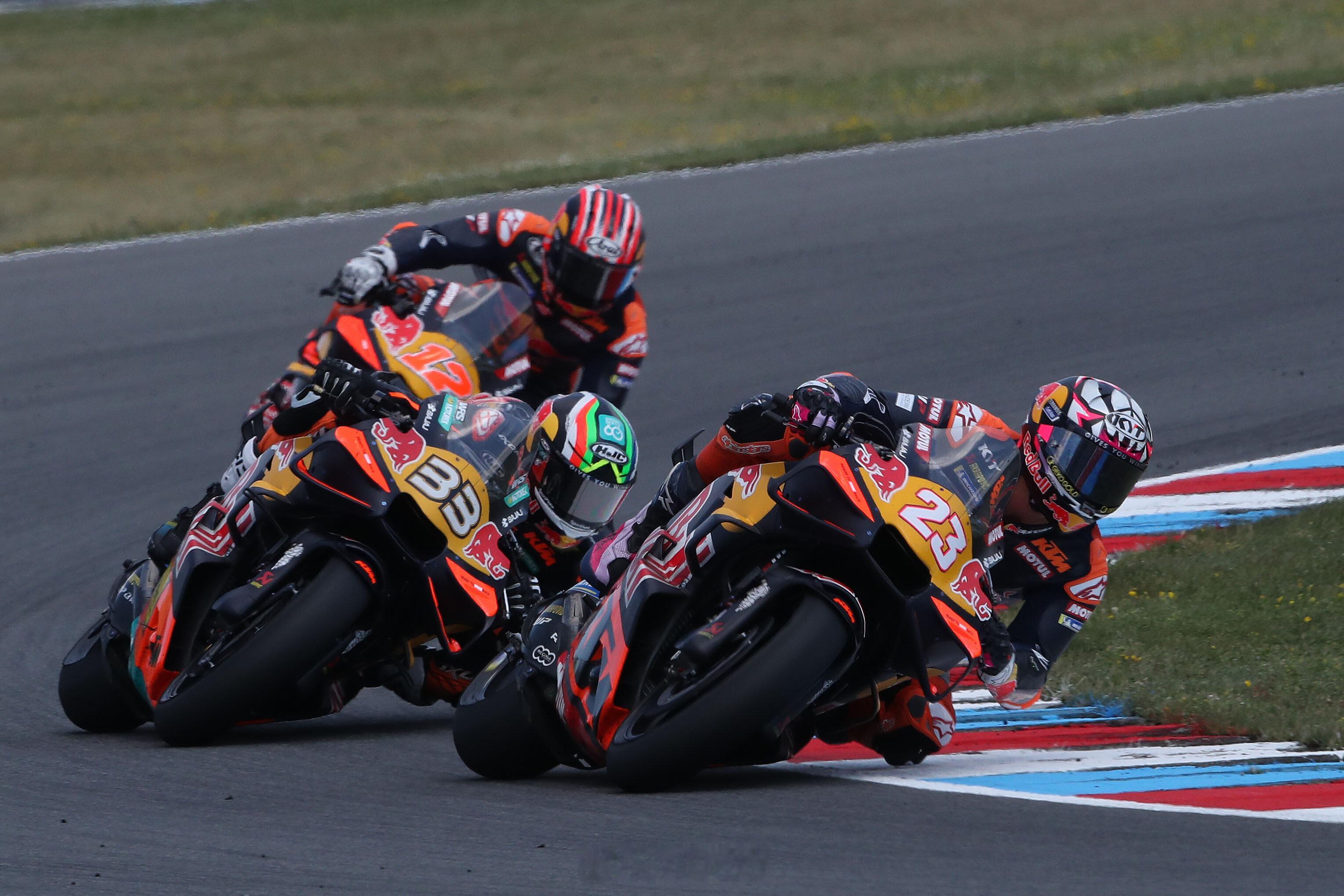 关于KTM RC16的可靠性问题。发动机问题已经在多位车手身上出现（Pedro 
