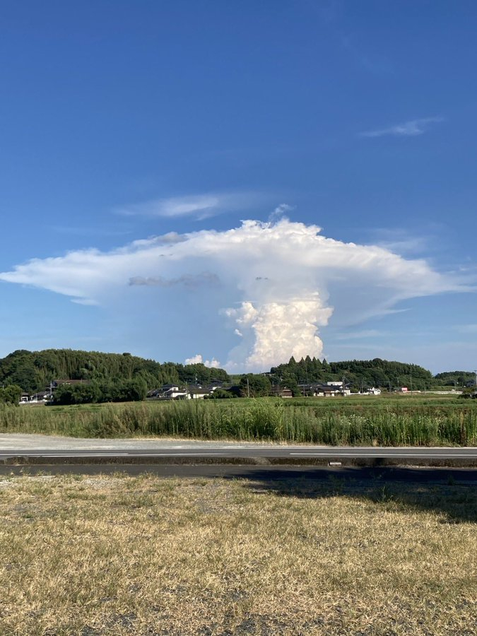 日本网友看到熊本地震现场的蘑菇云之后的反应：“是什么东西爆炸了吗？”➤你们在怀疑