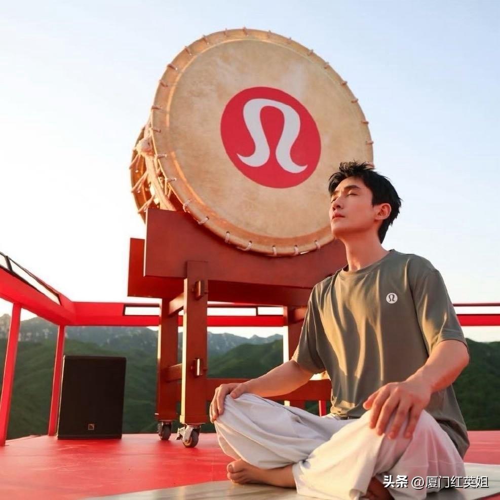 38岁的演员朱一龙简直是无妄之灾，他因运动品牌Lululemon在长城活动
所敲