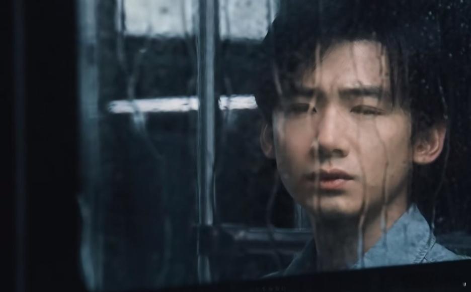 感觉这部剧一直笼罩在阴雨中李沐风的人生  更是真的被困在了阴暗潮湿缺氧的海底说是