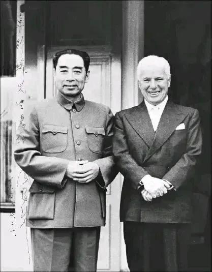 大家知道周总理身边的这位外国人是谁吗？说出来你绝对想不到。
这是在1954年7月