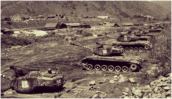 1951年，美军坦克向志愿军阵地冲来，可炮兵没接到命令，都不敢开炮。千钧一发之际