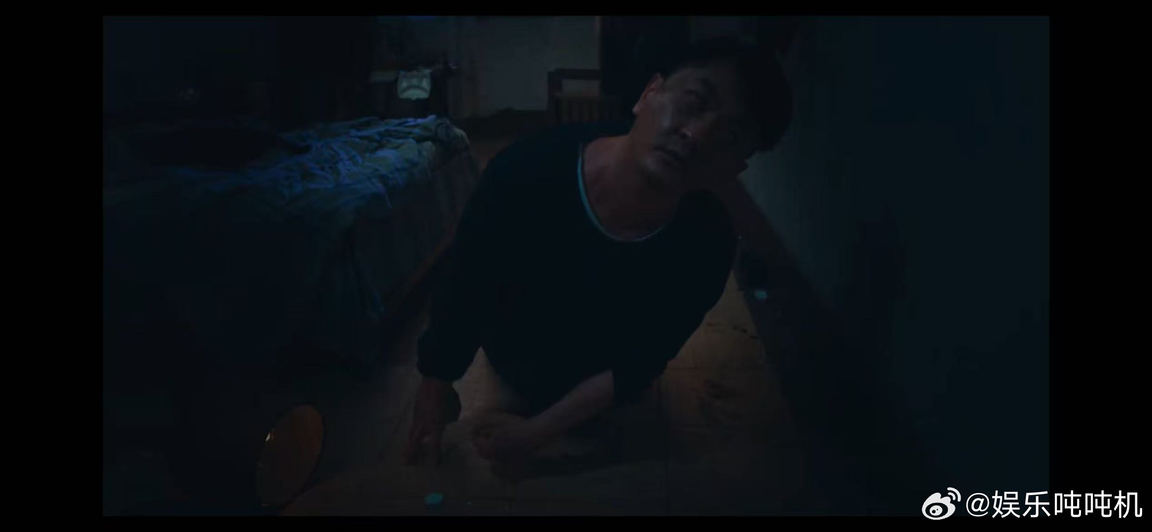 七根心简开局三杀 《七根心简》这开场太猛了！深夜爬窗作案，还摆出诡异造型，怪不得