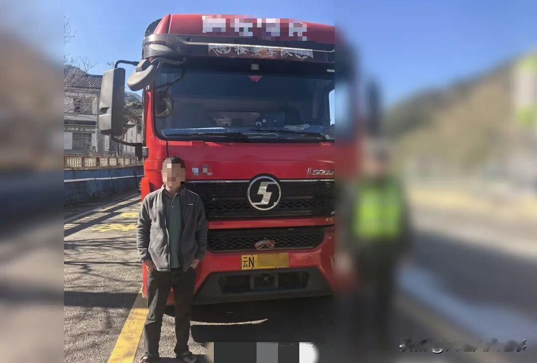 📸货车司机莫打“眼皮战”，守法红线切勿试探
近日，大理州公安局交管支队高速公路