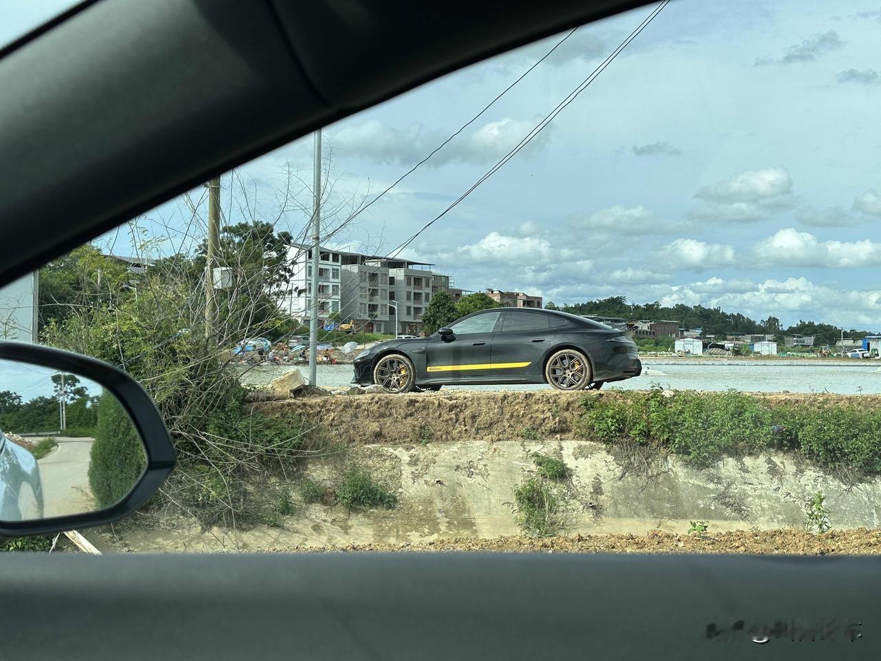 SU7 Ultra的客户画像好像跟钓鱼佬没啥联系哈。出现在这场景挺烧脑壳啊。[捂