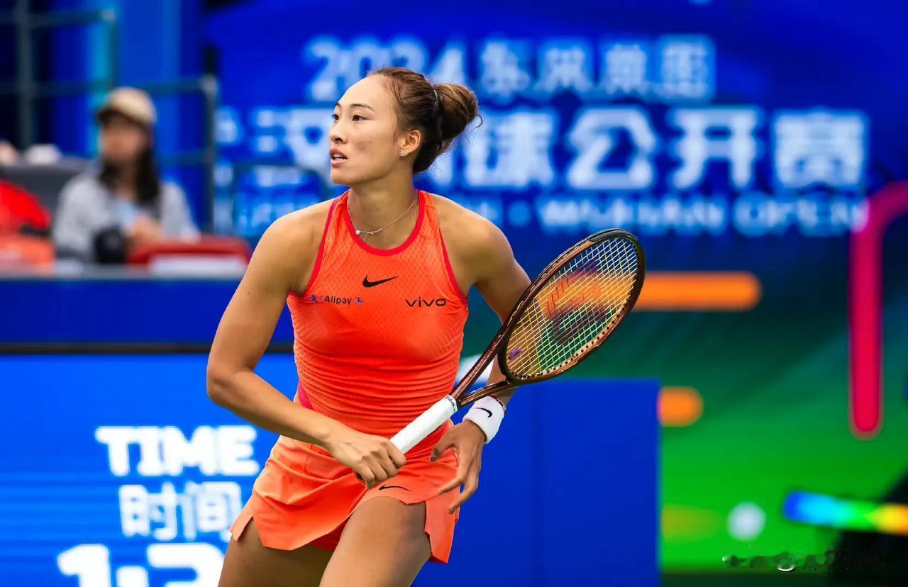 #2024武网# 郑钦文VS费尔南德斯，郑钦文开局又是慢热，第一盘5:7，到第二