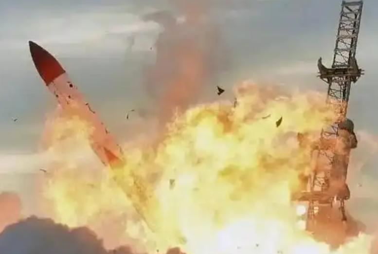 1980年9月，美国阿肯色导弹发射基地内，一颗900万吨当量的核弹头，被从洲际导