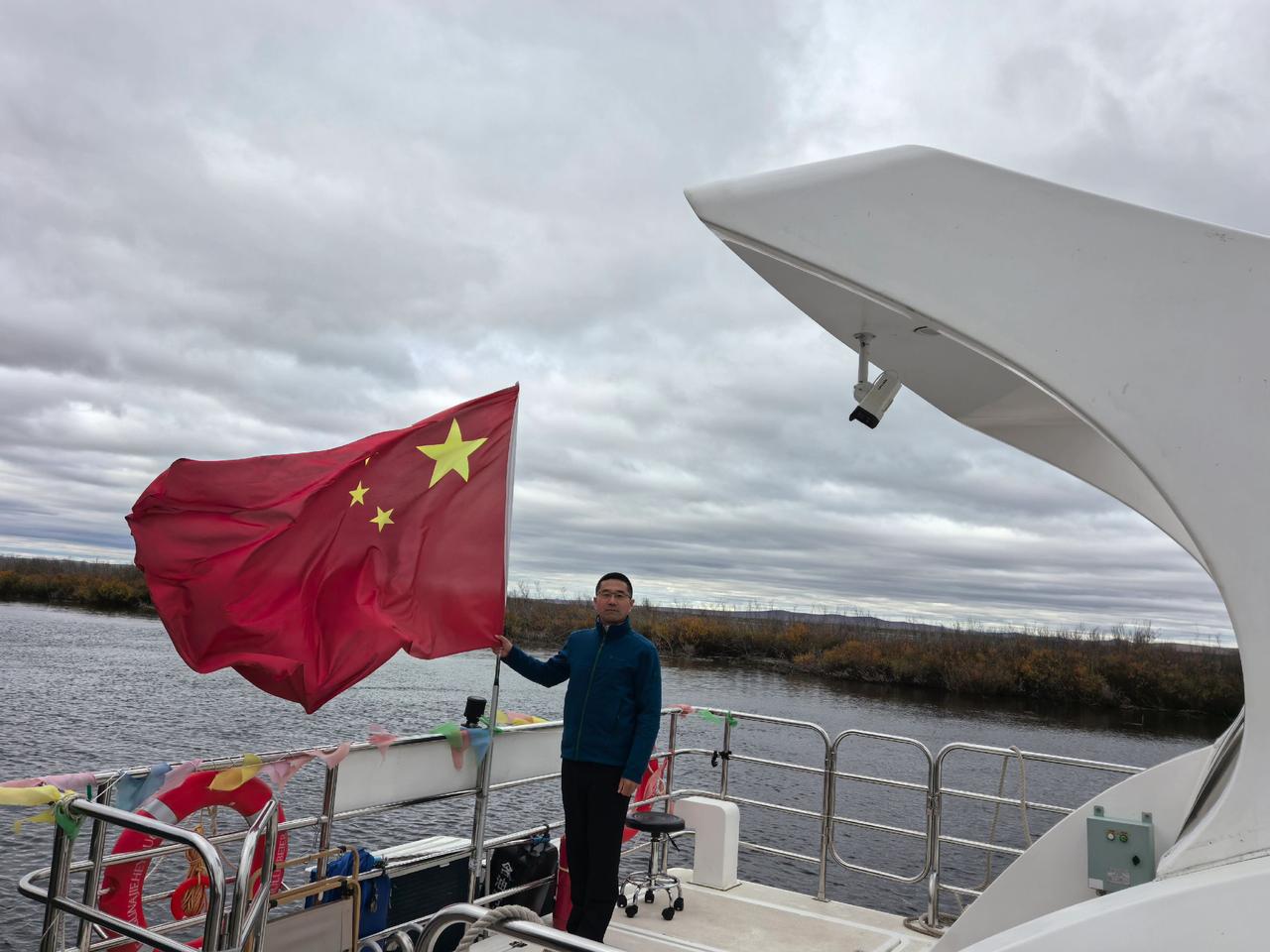 大家帮我看看，这是五十岁的人吗？森林深呼吸计划 中国国旗