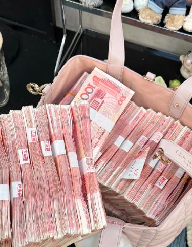 大家发现没？拥有三十万甚至超过五十万的人生活还是过得很“拮据”。明明很有钱了为什