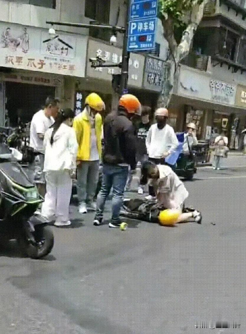 又是杭州护士救人！！！
杭州一名外卖小哥，街头突然倒地，心脏骤停，颈动脉已经全无