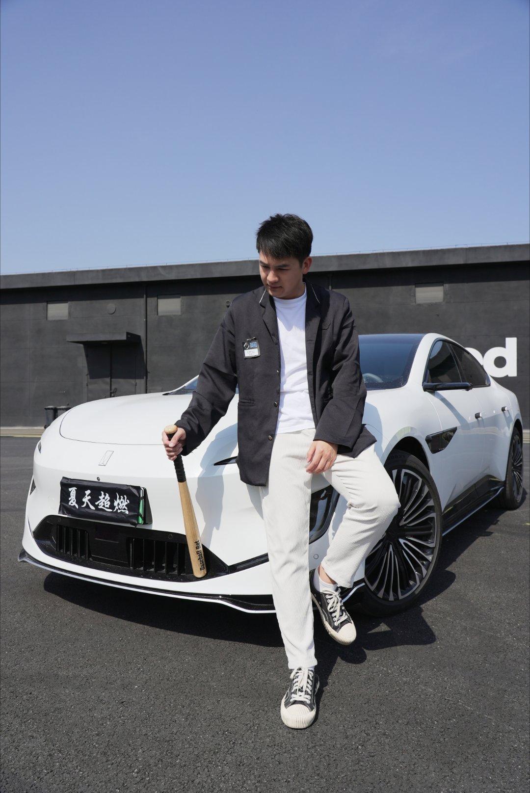 今天是春节，收到了阿维塔的新年礼物！那就用我和阿维塔12的一张合照祝大家新的一年