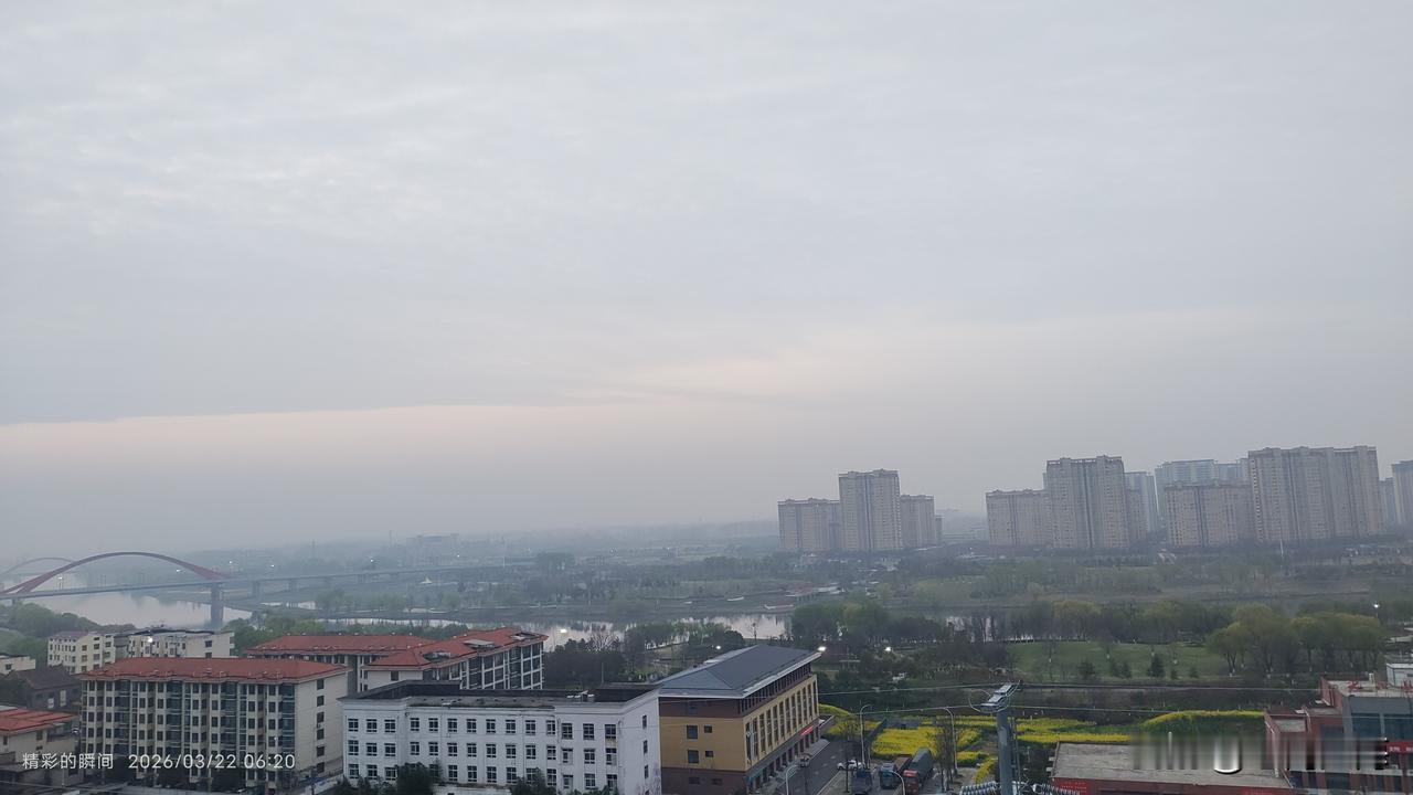 看看今天清晨的朦胧，烟锁三桥，菜花黄。