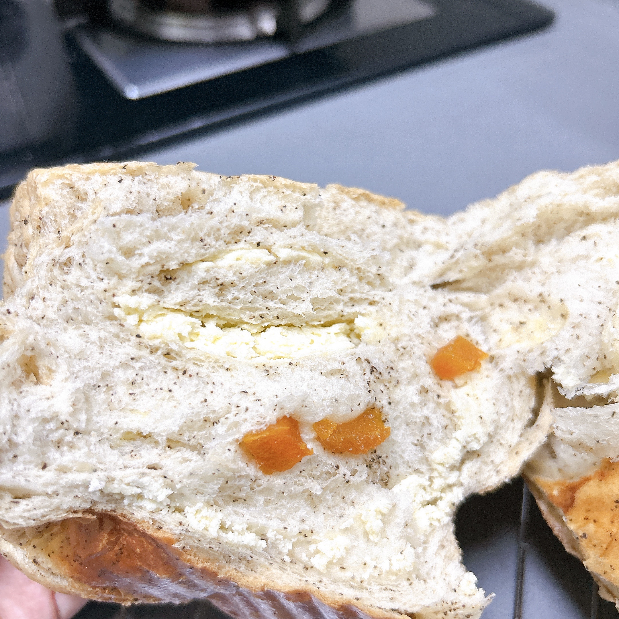 烤了伯爵红茶奶酪杏干吐司。 ​​​