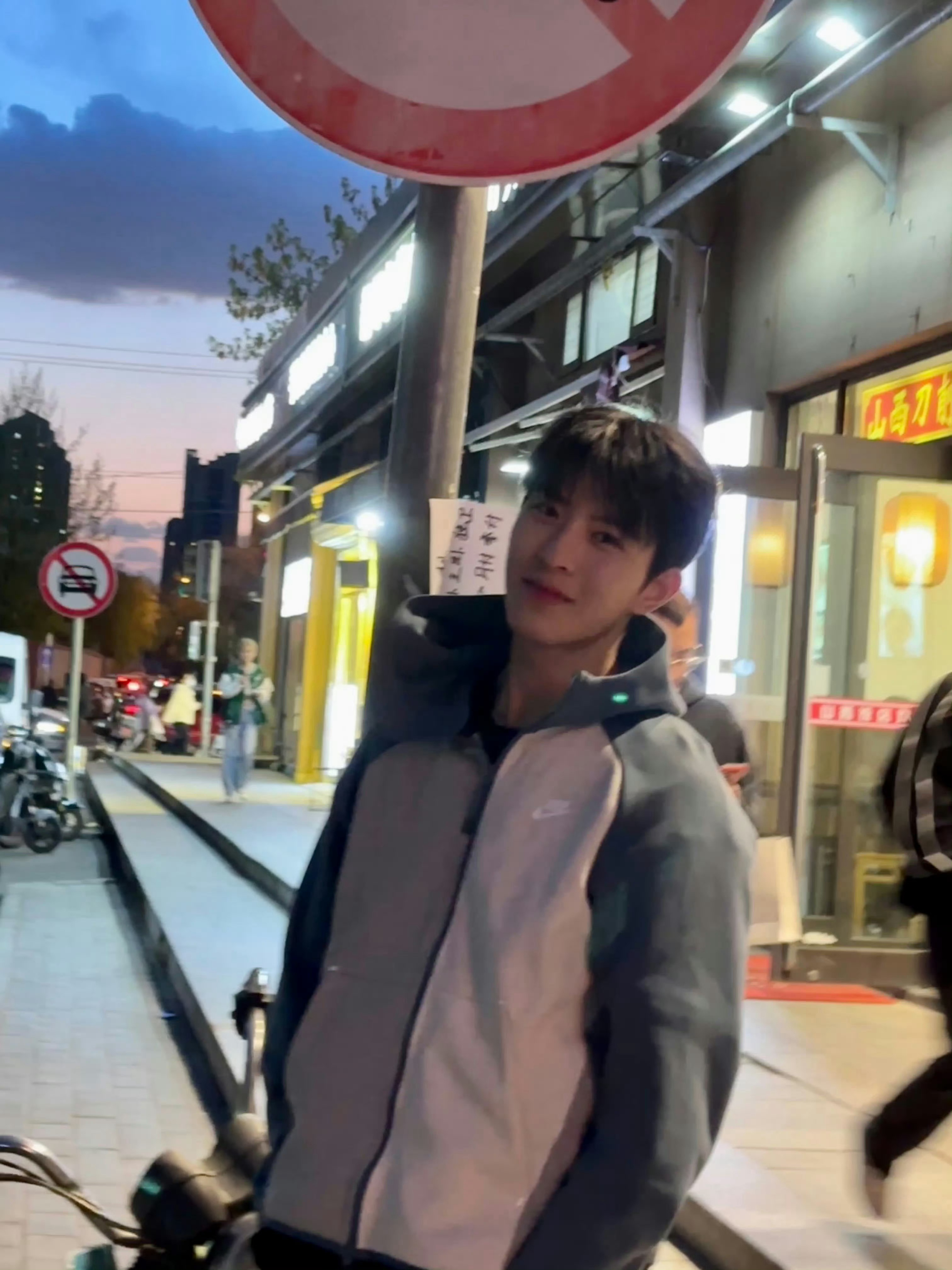 保持对生活的爱和热忱，把每天都活得热气腾腾 