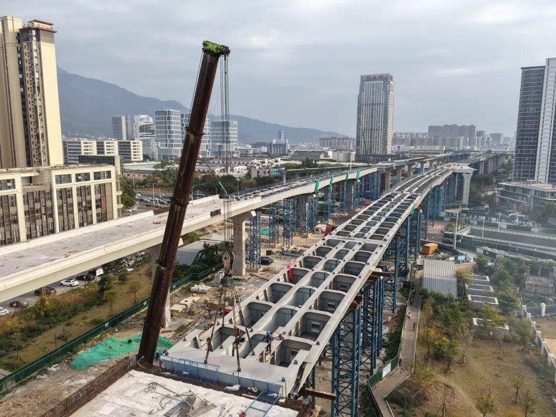 日前，随着最后一节跨路段钢箱梁精准吊装落位，前横路快速化改造工程鹤林路F匝道（鹤