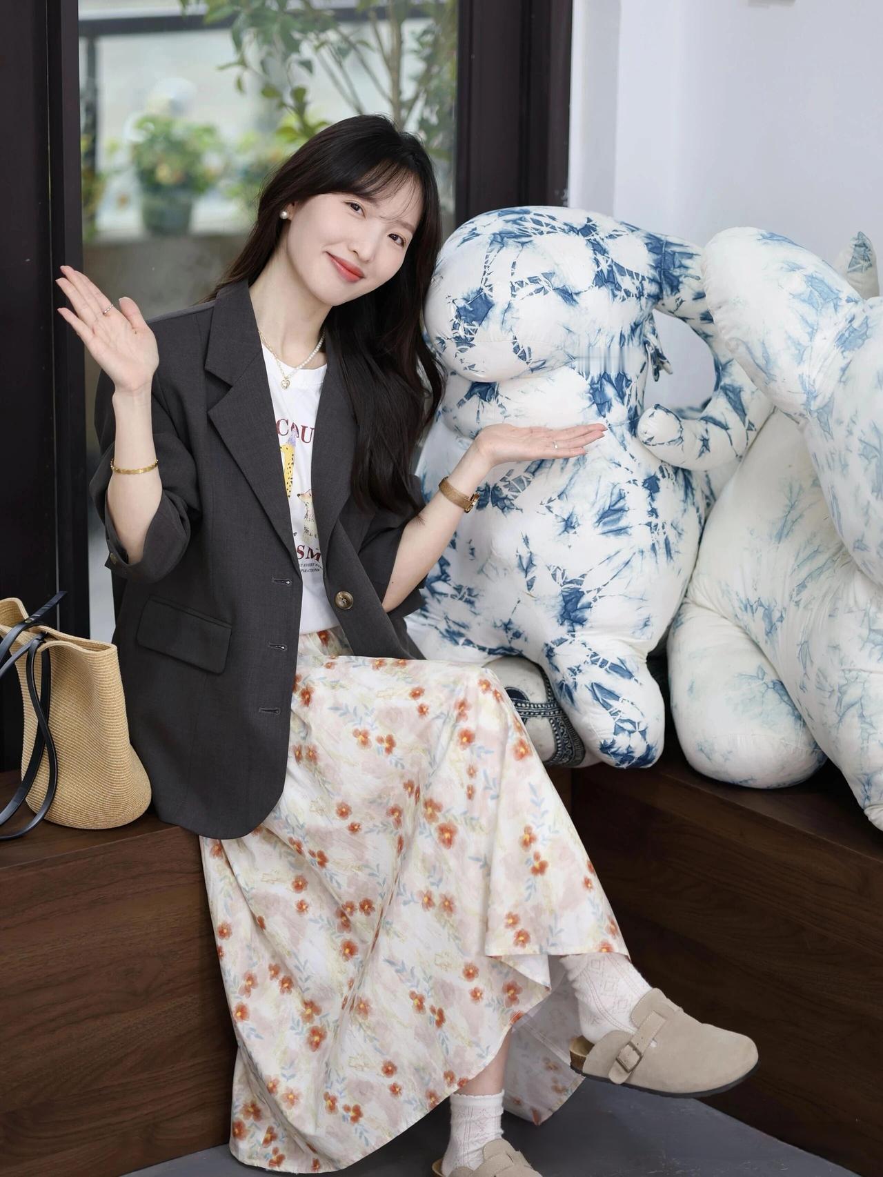 低饱和色系的温柔暴击，西装的利落中和了碎花裙的软萌，是韩系姐姐的日常标配呀～高级