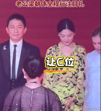她一让，你就真的站了 评委会C位里藏着的体面与僭越     有些事，大家看着，心