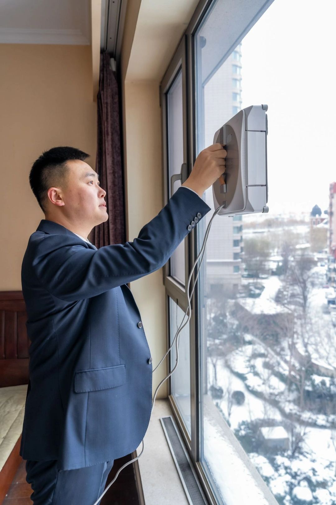 泼天的福利，房产经纪人竟然给擦玻璃？