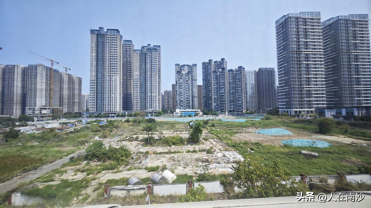 南沙城央这块地一年又一年了。改呢，反对声大；不改呢，又搞不下去。
如何呢又能怎？