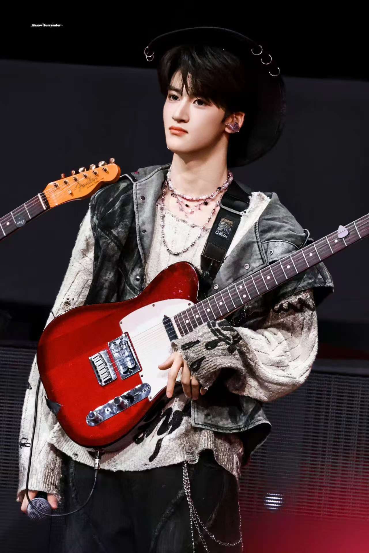 邓佳鑫穆祉丞 超级偶像当《超级偶像》的前奏响起，邓佳鑫用声音瞬间改写了场馆的氛围