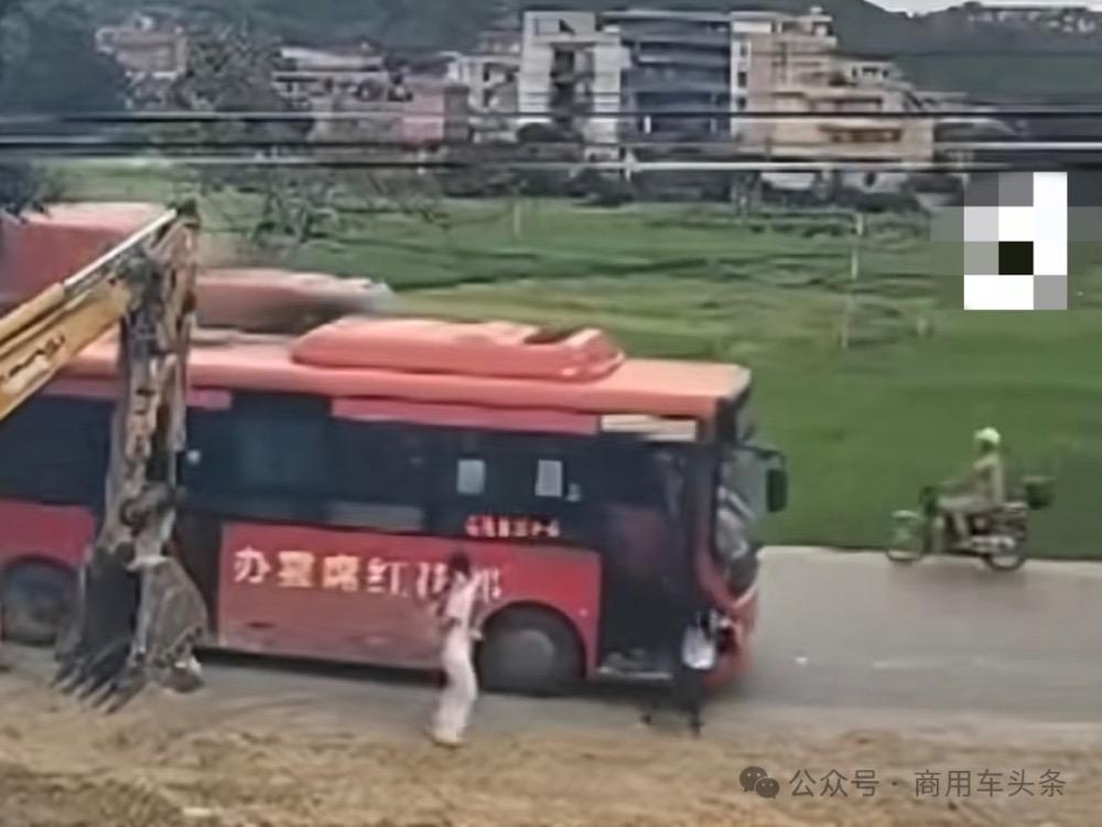 公交车被货车追尾，乘客刚上车就被甩下车！

近日在广西藤县发生一起惊险事故，一辆
