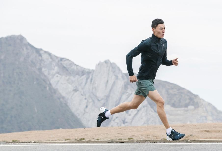 “中产三件套”之一的（昂跑），曾从小众跑鞋一路逆袭，如今却在2026年二季度出现