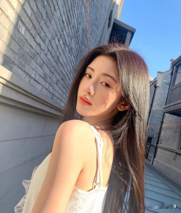 鞠婧祎这是换妆了？
走红后的鞠婧祎，一直被吐槽妆容千年不变焊脸上，多部古装剧更是