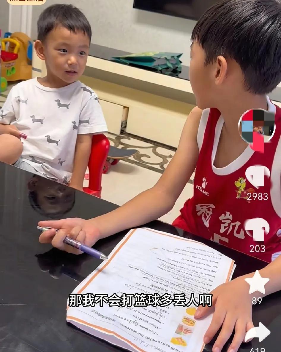 球二代压力也很大，虎头穿着杜锋的4号，糊糊打球都因为爸爸是周琦

周琦媳妇发出新