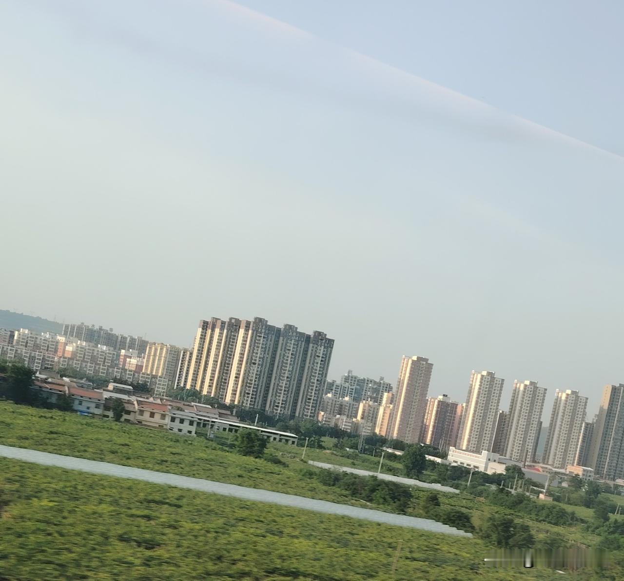 小姑子被婆婆逐出家门，无处可去，只能抱着孩子回了娘家。然而，嫂子的一句话，让小姑