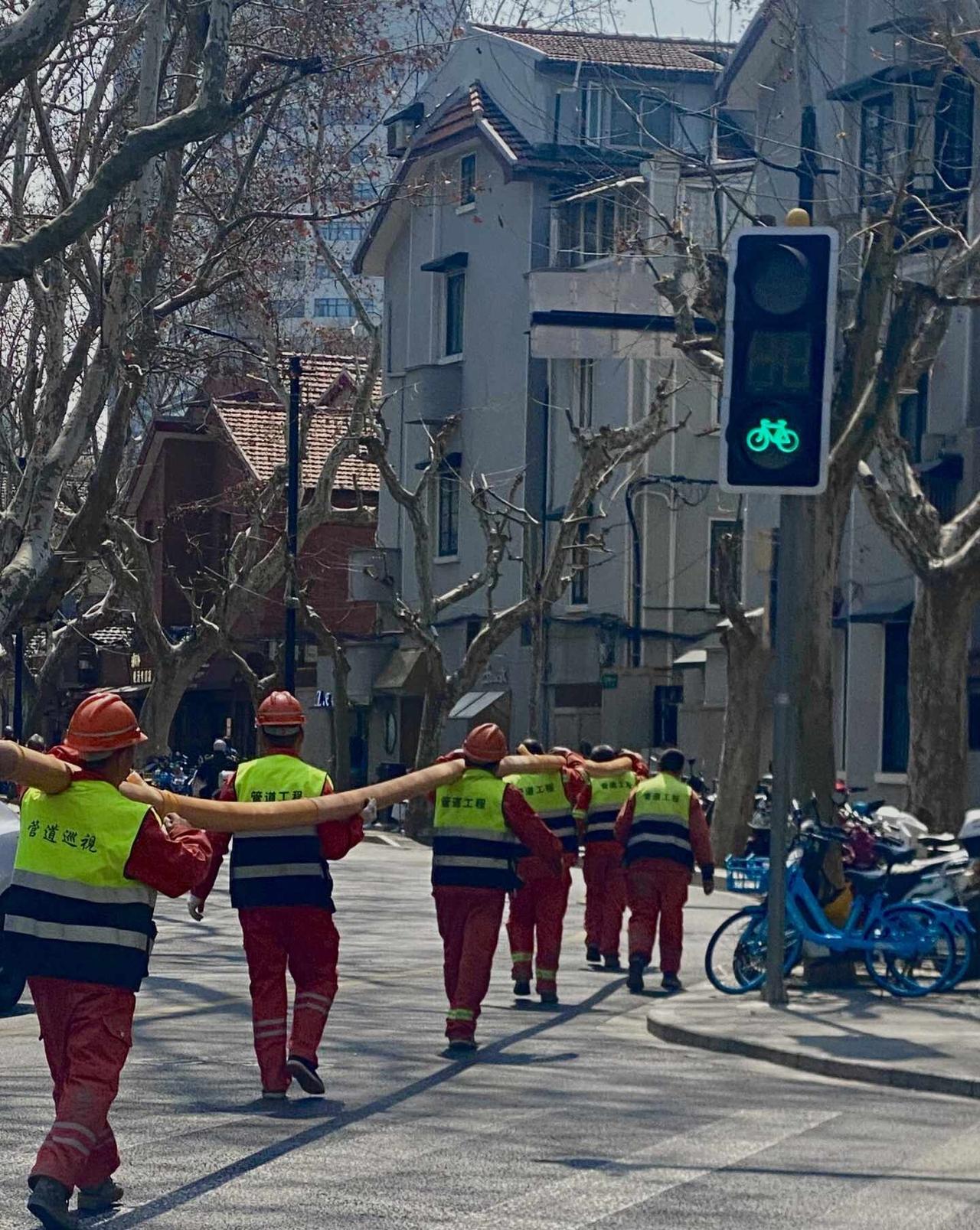 我们也是武康路上的一道风景
让城市多点美 在街头捕捉巧合 劳动者是最美的人 马路