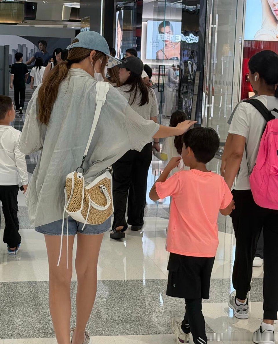 应采儿小儿子剪掉长发应采儿与陈小春的小儿子Hoho剪掉留了近四年的长发，清爽短发