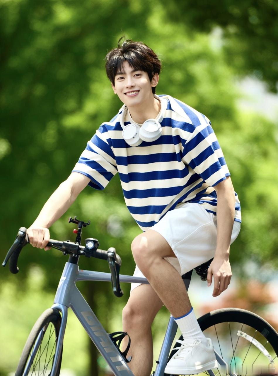 智己空降京东MALL好礼加倍京东MALL北京双井店614盛大开业胡凯旋一日店长肯