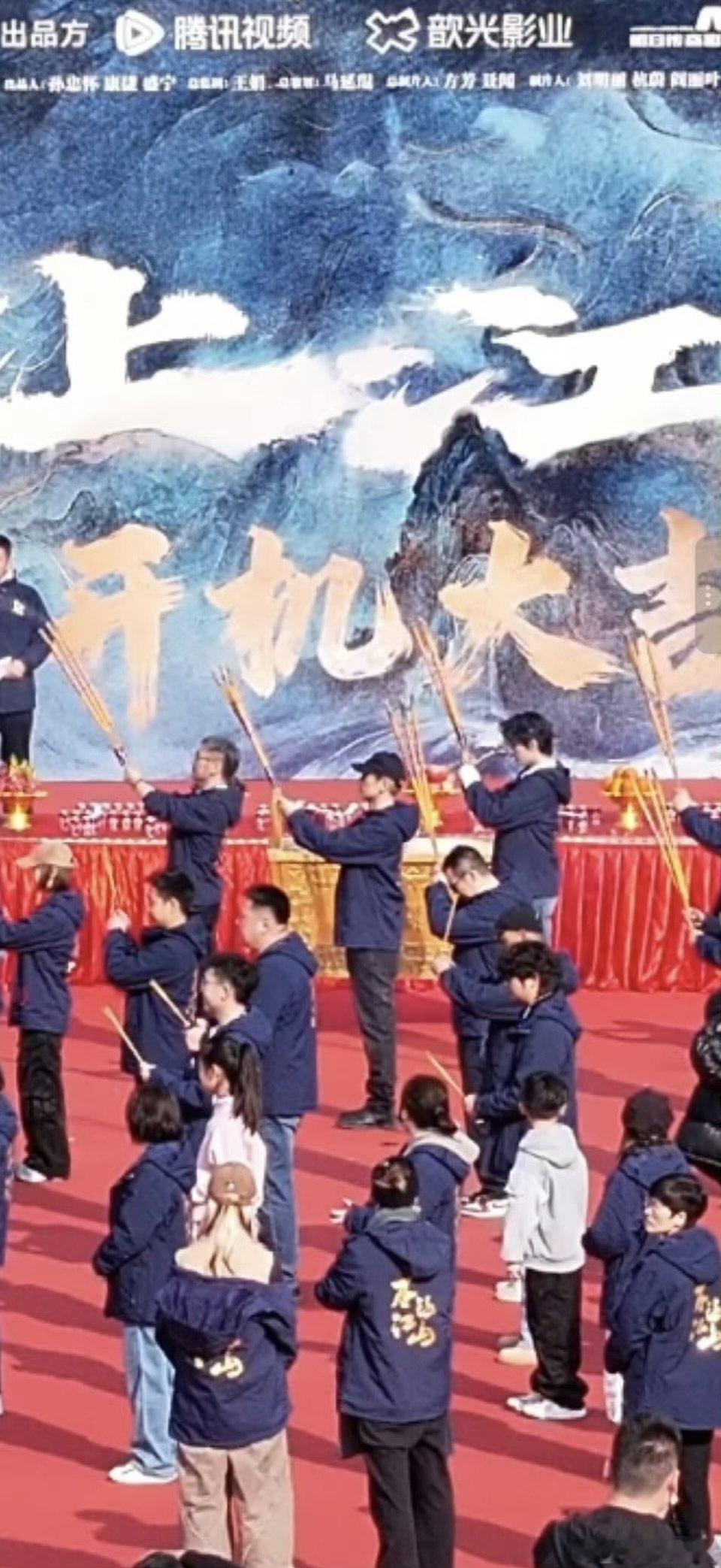 杨洋站第二排翟子路站第一排看香炉位置就很清楚，杨洋一直稳稳在第一排C位。 