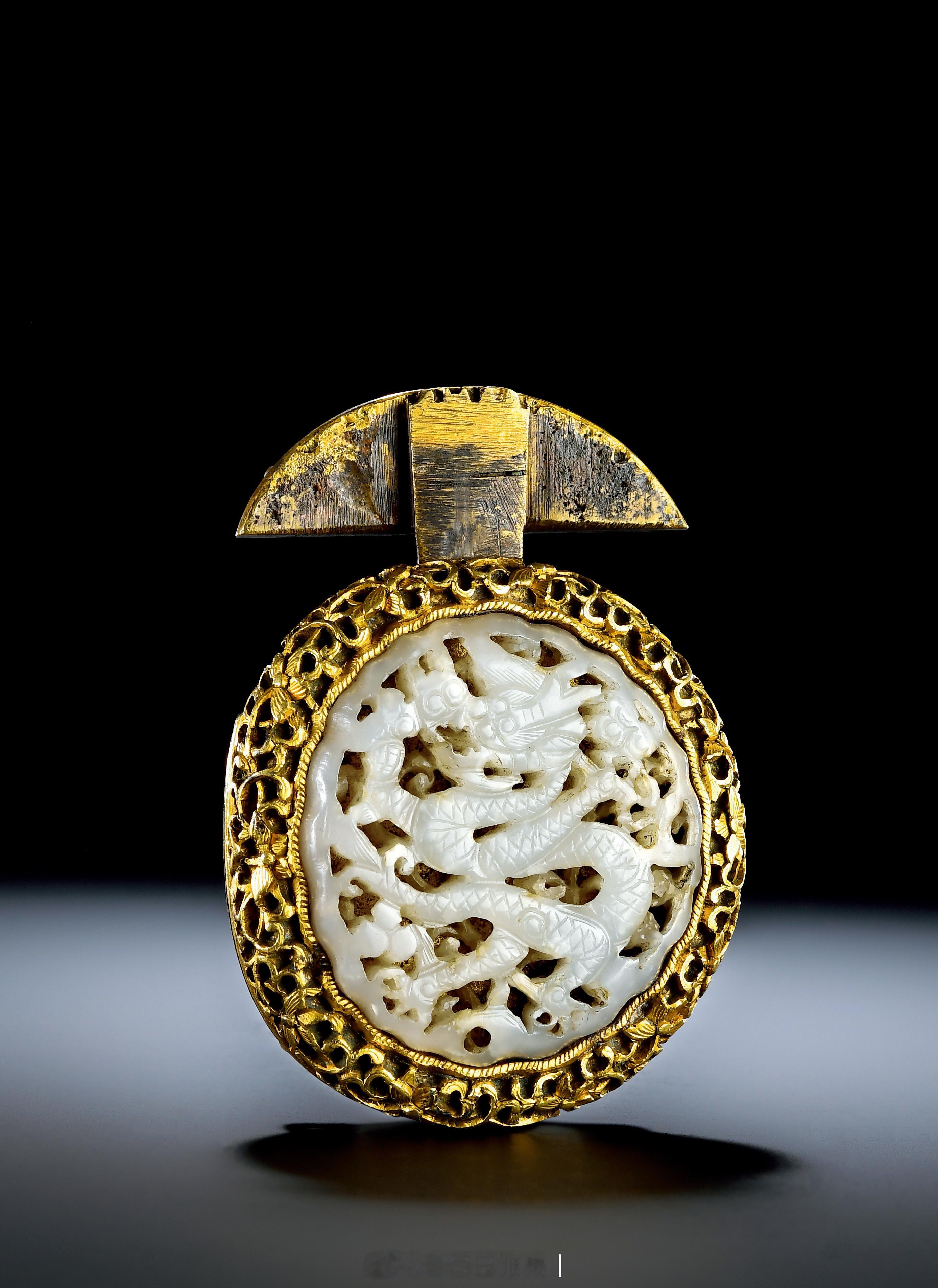 琳琅集 | 明 白玉镶金饰龙形带尺寸：长7.3cm来源：中贸圣佳2025秋季三十